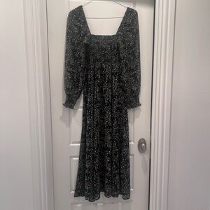 Long dress with smoked bodice, sheer sleeves, elastic Averitt and front slit.